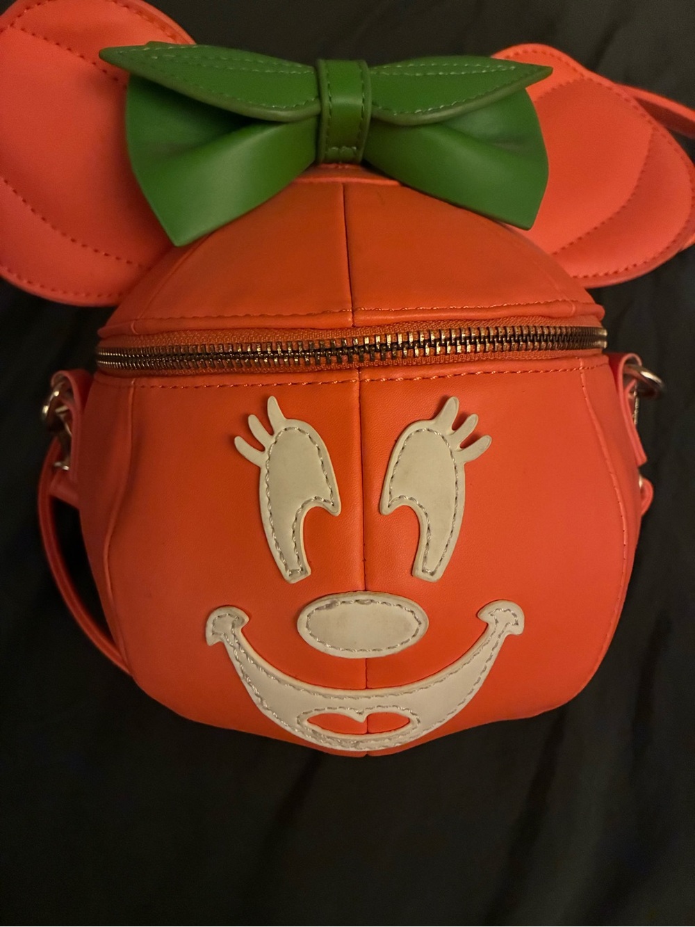 Disneys Loungefly Minnie Mouse Pumpkin Halloween Glow in the dark crossbody bag - Picture 5 of 6